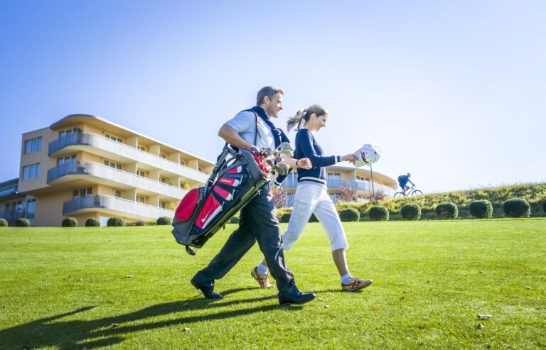 Golfer Paar vor Allegria Hotel
